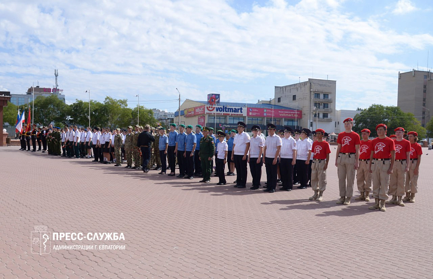 Евпаторийские школьники заступили на «Вахту памяти»
